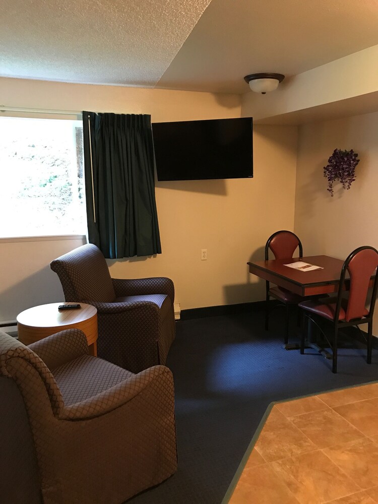 Living area, Super 8 by Wyndham SeaTac Airport