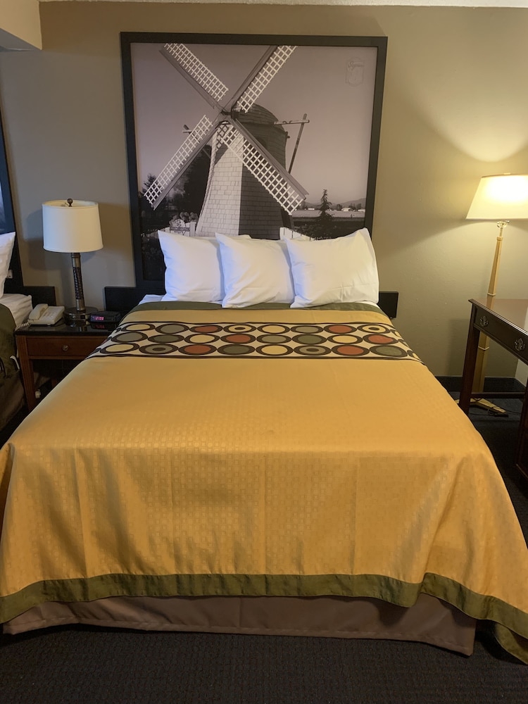 Room, Super 8 by Wyndham SeaTac Airport