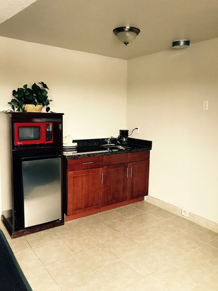 Private kitchen, Super 8 by Wyndham SeaTac Airport