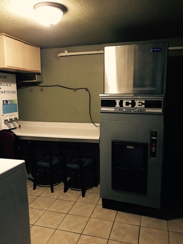 Laundry room, Super 8 by Wyndham SeaTac Airport