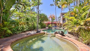 Outdoor spa bath