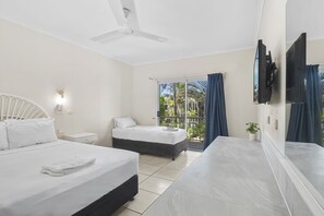Deluxe Twin Room | Laptop workspace, free WiFi, bed sheets, alarm clocks