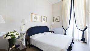 Minibar, coffre-forts dans les chambres, bureau, rideaux occultants