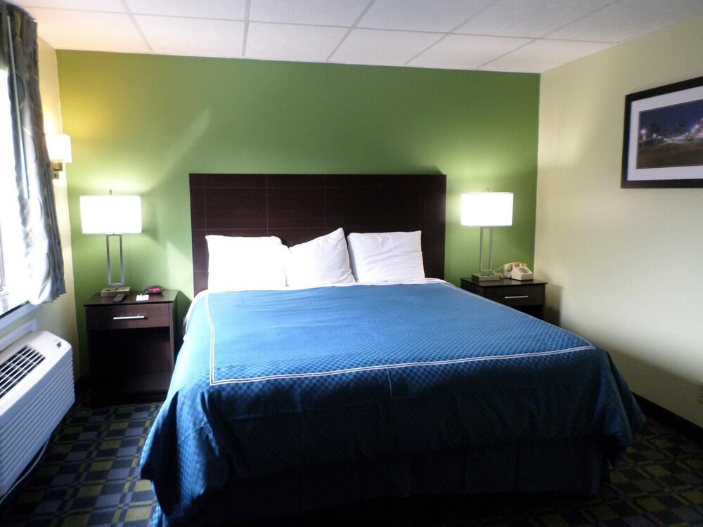 Room, Travelodge by Wyndham Cleveland Lakewood