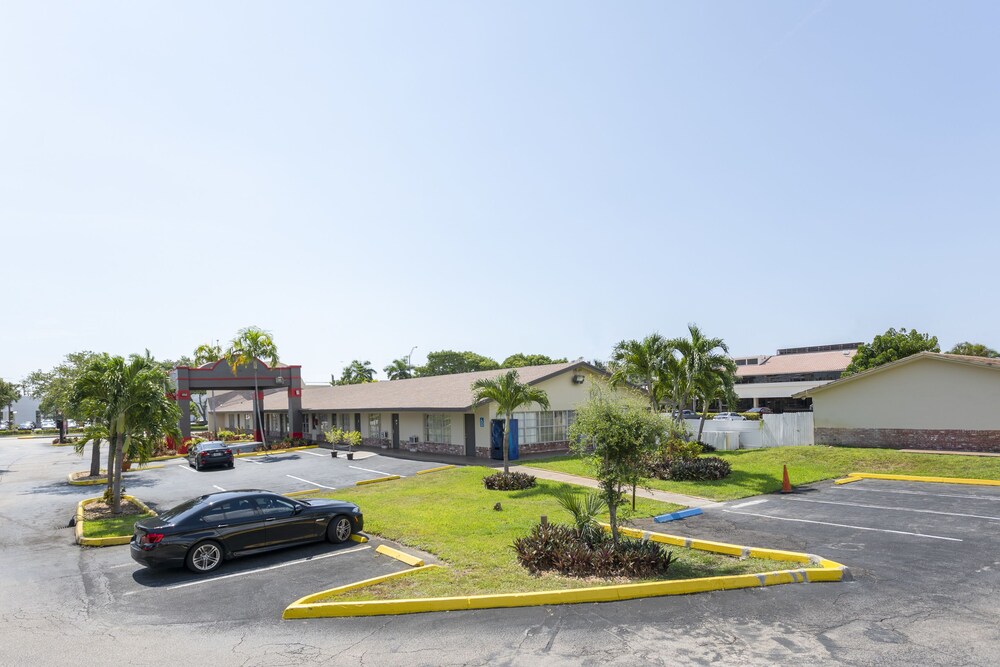 Oyo Hotel Pompano Beach In Fort Lauderdale Fl Expedia