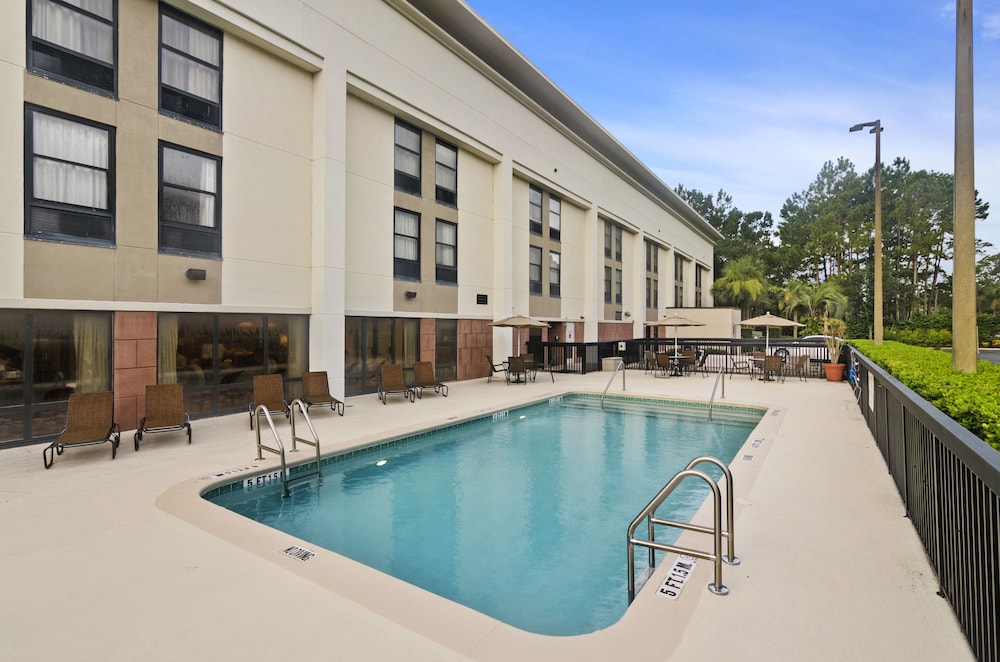 Outdoor pool, Hampton Inn Mount Dora