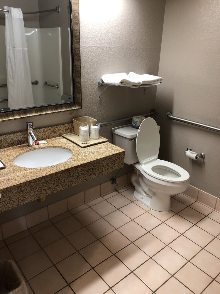 Bathroom, Super 8 by Wyndham Aurora/Naperville Area