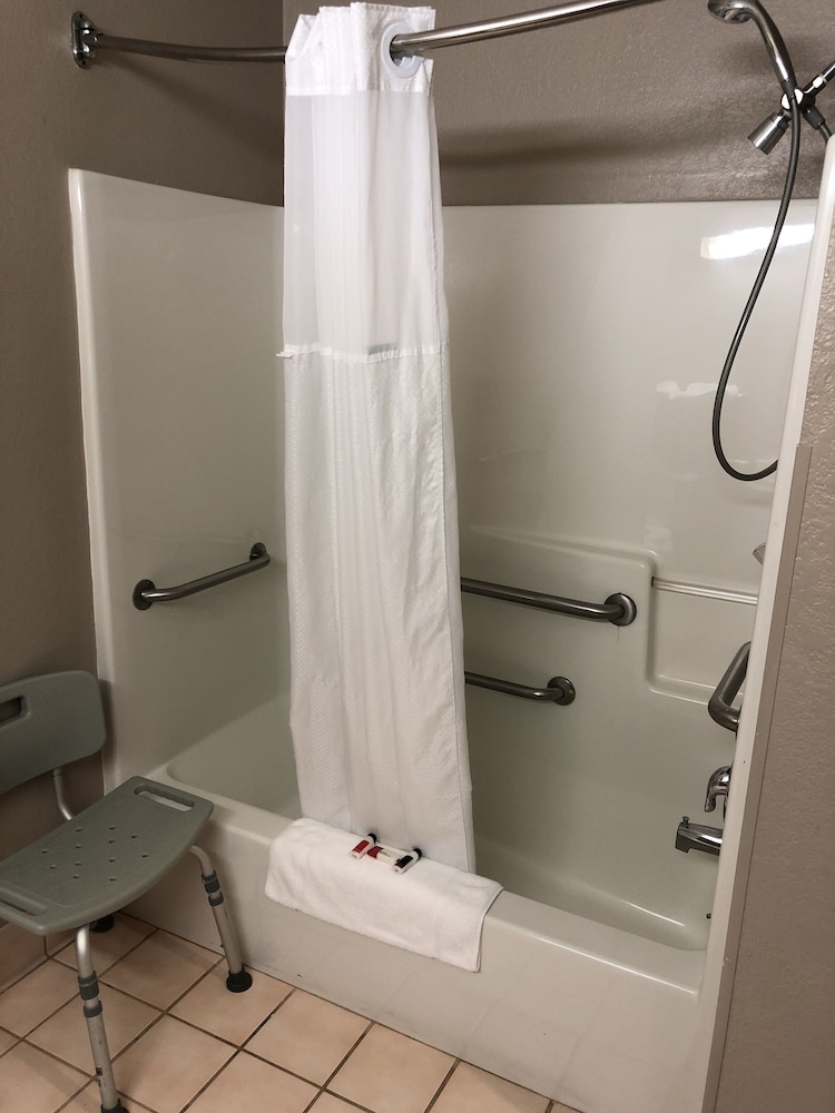 Bathroom, Super 8 by Wyndham Aurora/Naperville Area