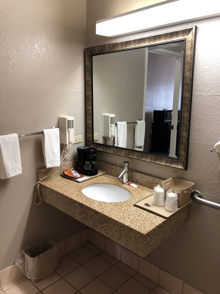 Bathroom amenities, Super 8 by Wyndham Aurora/Naperville Area