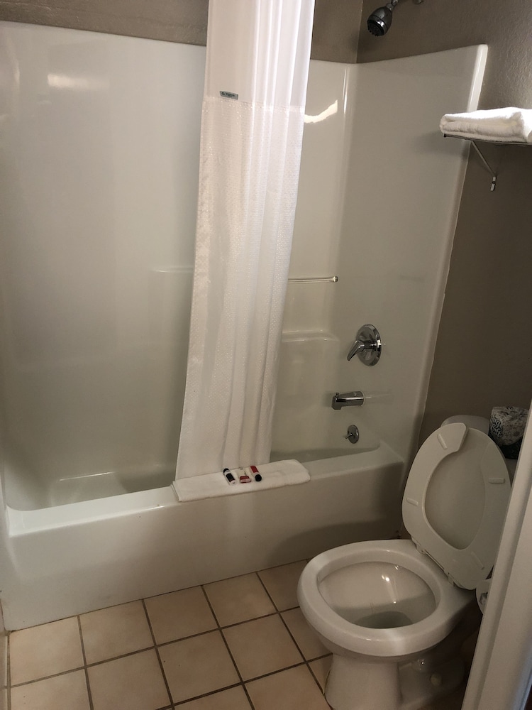 Bathroom, Super 8 by Wyndham Aurora/Naperville Area