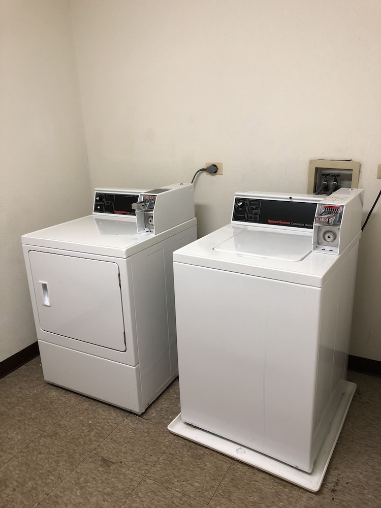 Laundry room, Super 8 by Wyndham Aurora/Naperville Area