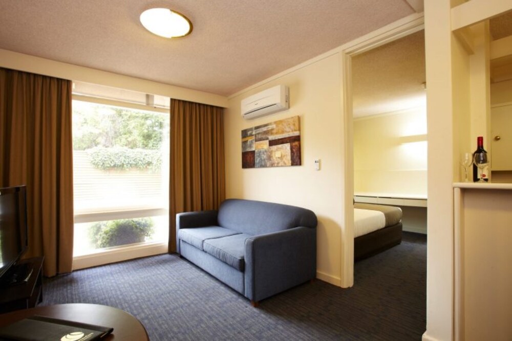 Adelaide Meridien Hotel & Apartments