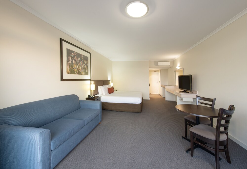 Adelaide Meridien Hotel & Apartments