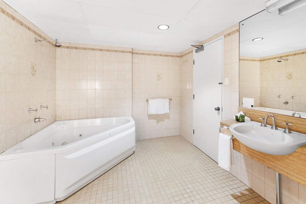 Adelaide Meridien Hotel & Apartments