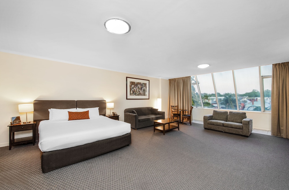 Adelaide Meridien Hotel & Apartments