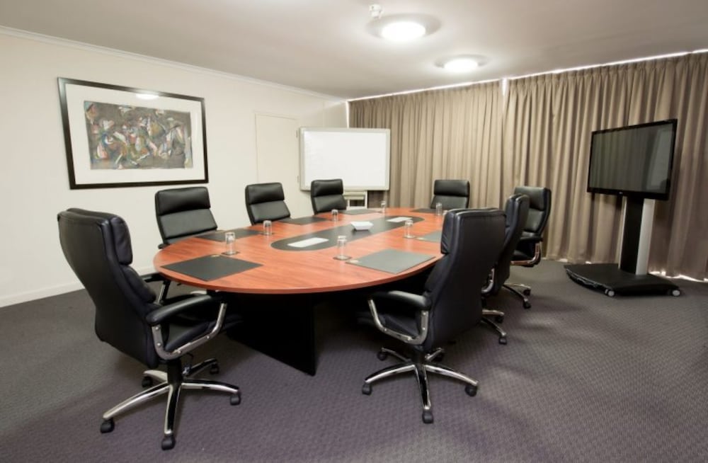 Adelaide Meridien Hotel & Apartments