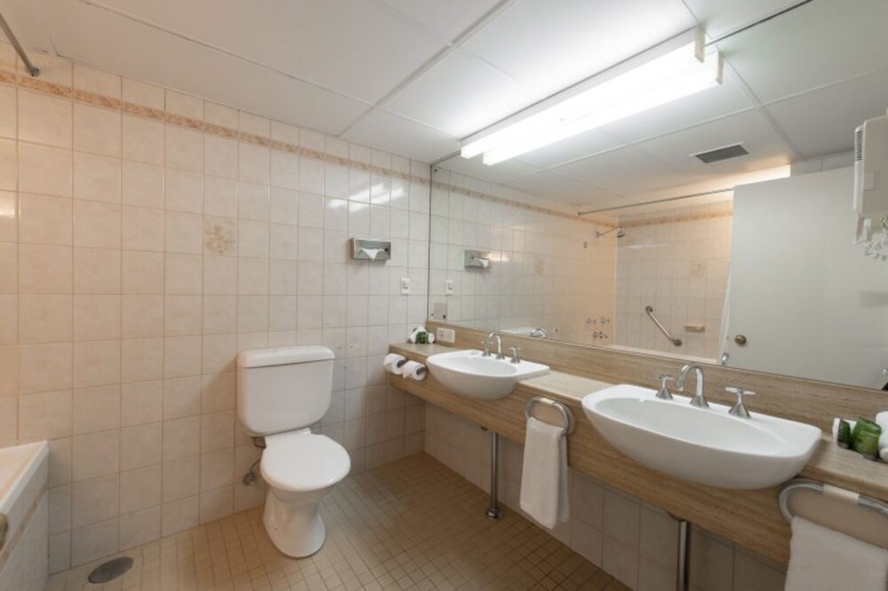 Adelaide Meridien Hotel & Apartments
