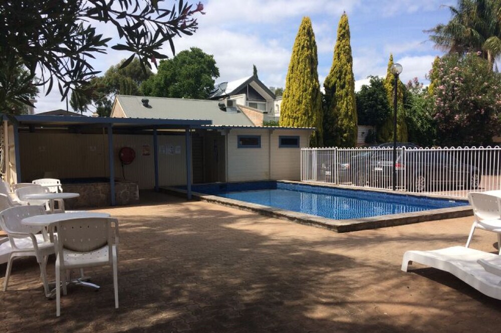 Adelaide Meridien Hotel & Apartments