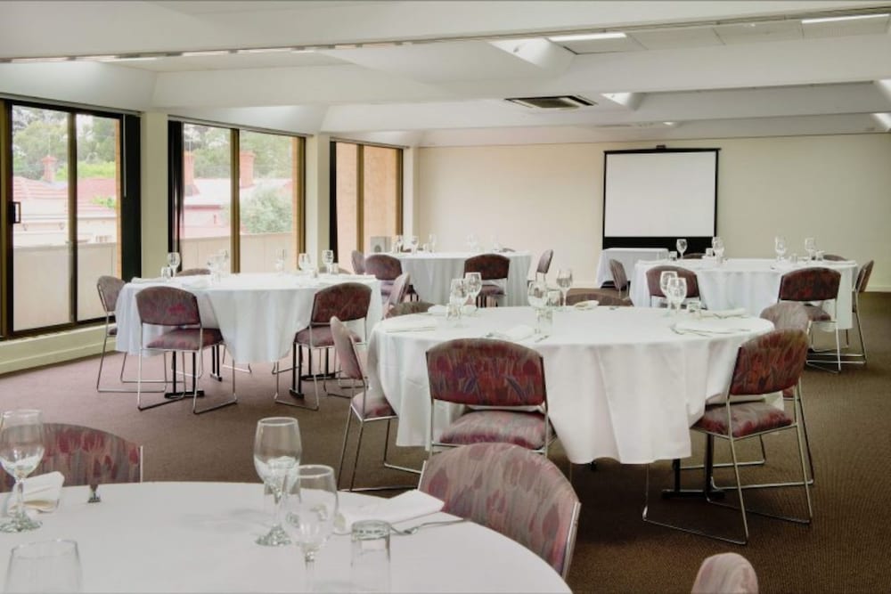 Adelaide Meridien Hotel & Apartments
