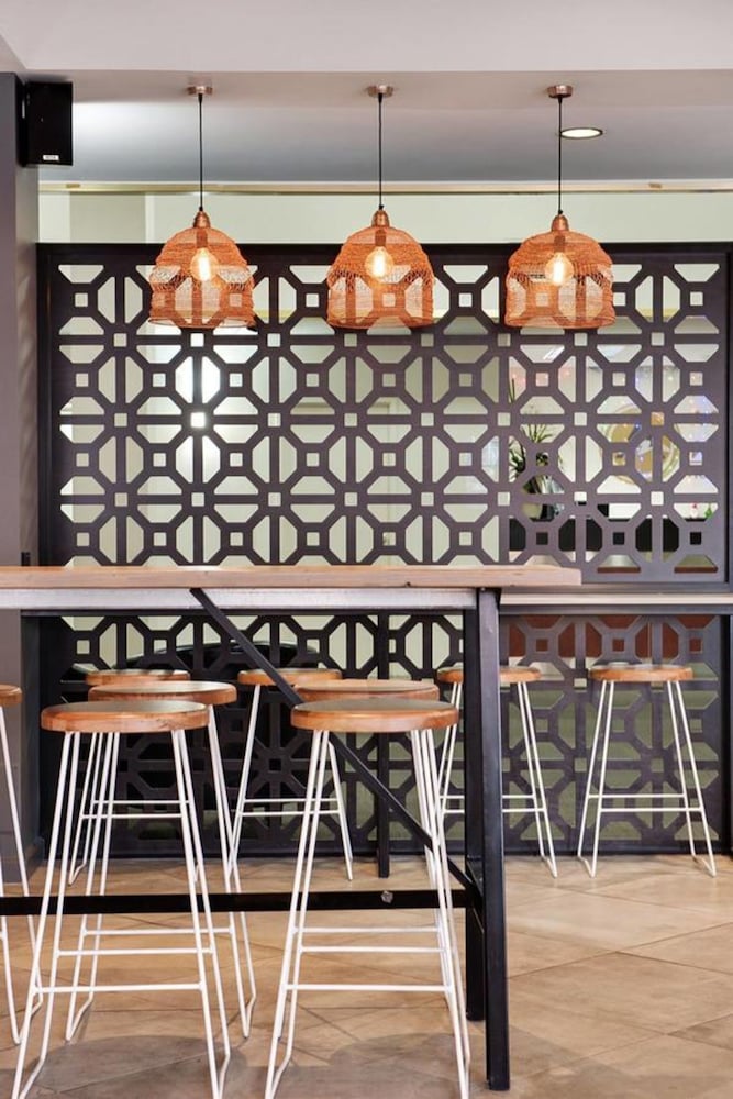Adelaide Meridien Hotel & Apartments