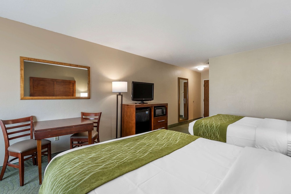 Room, Comfort Inn Muscatine near Hwy 61