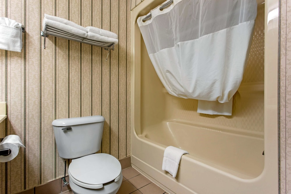 Bathroom, Quality Inn Surfside Myrtle Beach