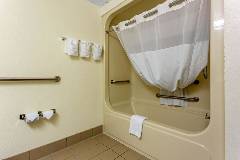 Bathroom, Quality Inn Surfside Myrtle Beach