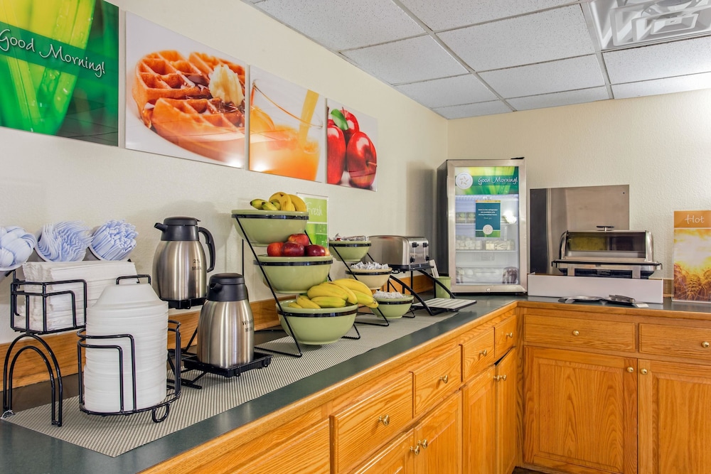 Breakfast area, Quality Inn Surfside Myrtle Beach