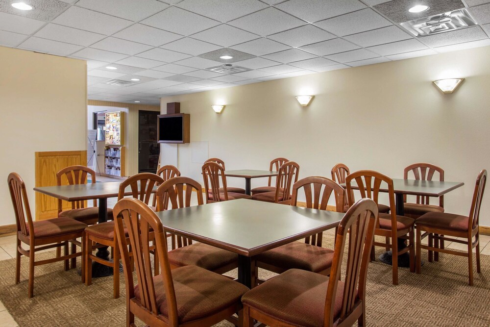 Breakfast area, Quality Inn Surfside Myrtle Beach