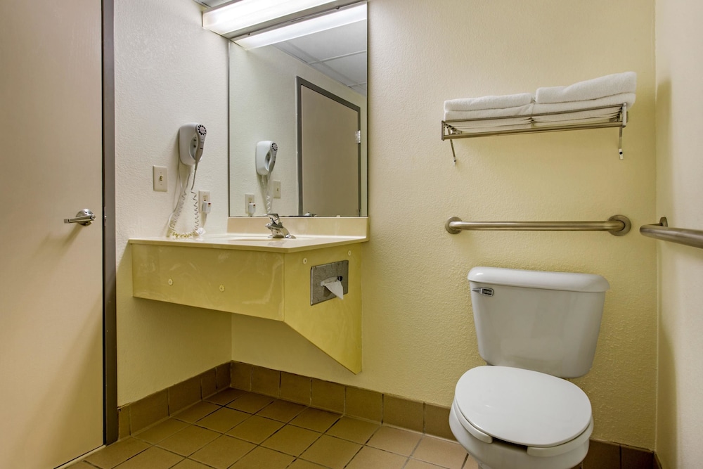 Bathroom, Quality Inn Surfside Myrtle Beach