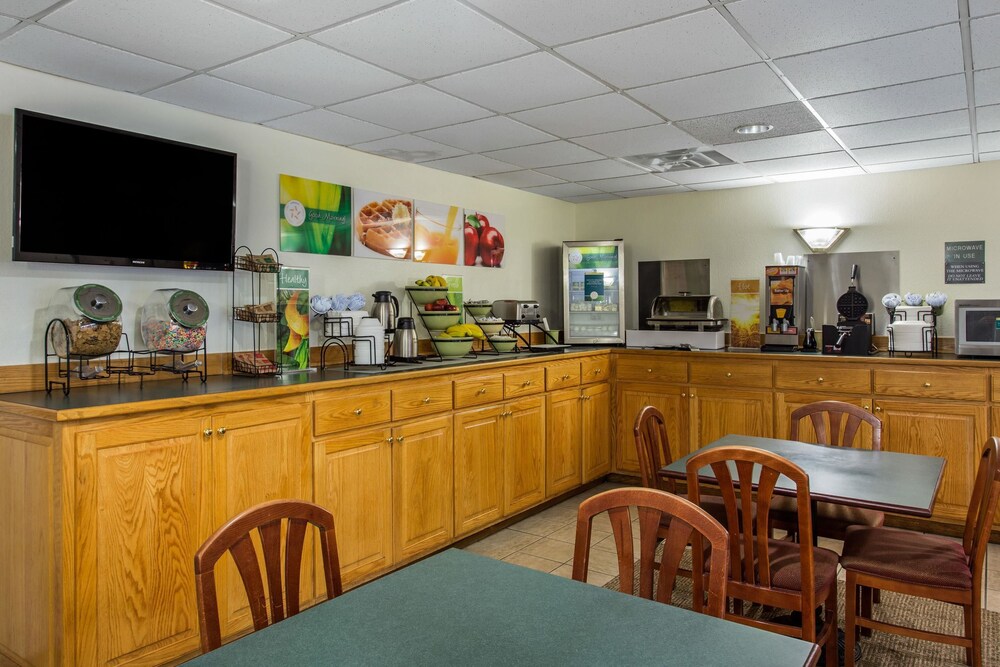 Breakfast area, Quality Inn Surfside Myrtle Beach