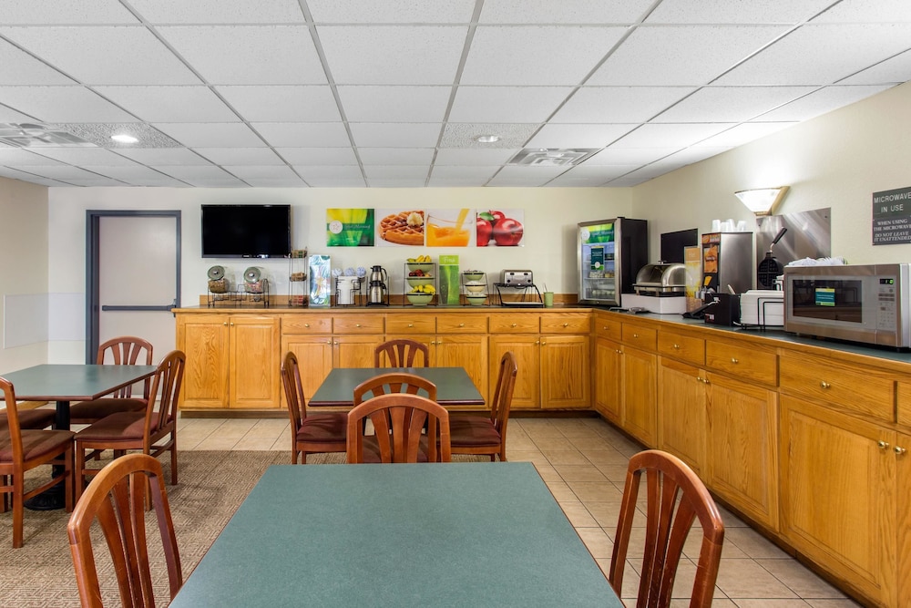 Breakfast area, Quality Inn Surfside Myrtle Beach