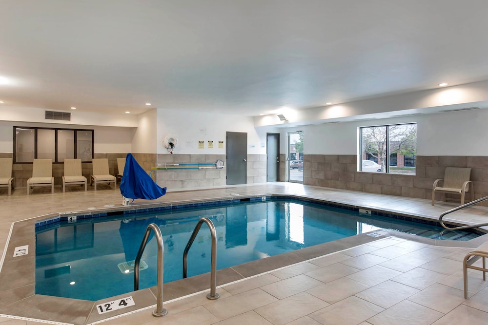 Holiday Inn Express & Suites Chicago West - St Charles, an IHG Hotel