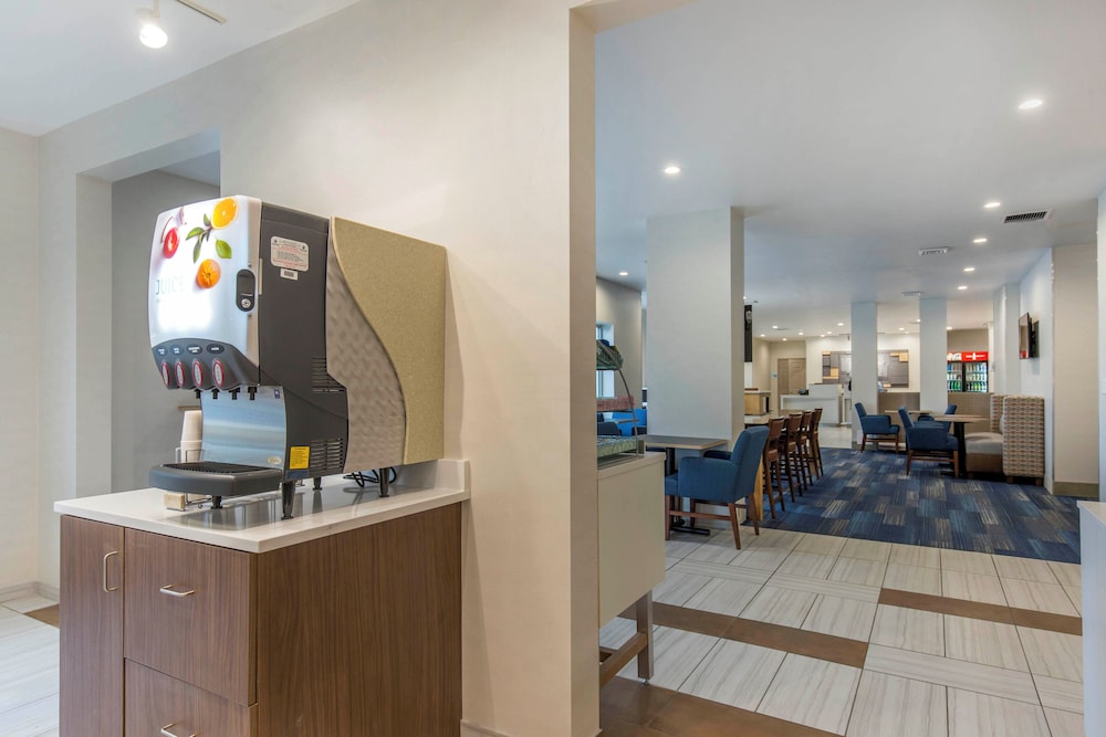 Holiday Inn Express & Suites Chicago West - St Charles, an IHG Hotel