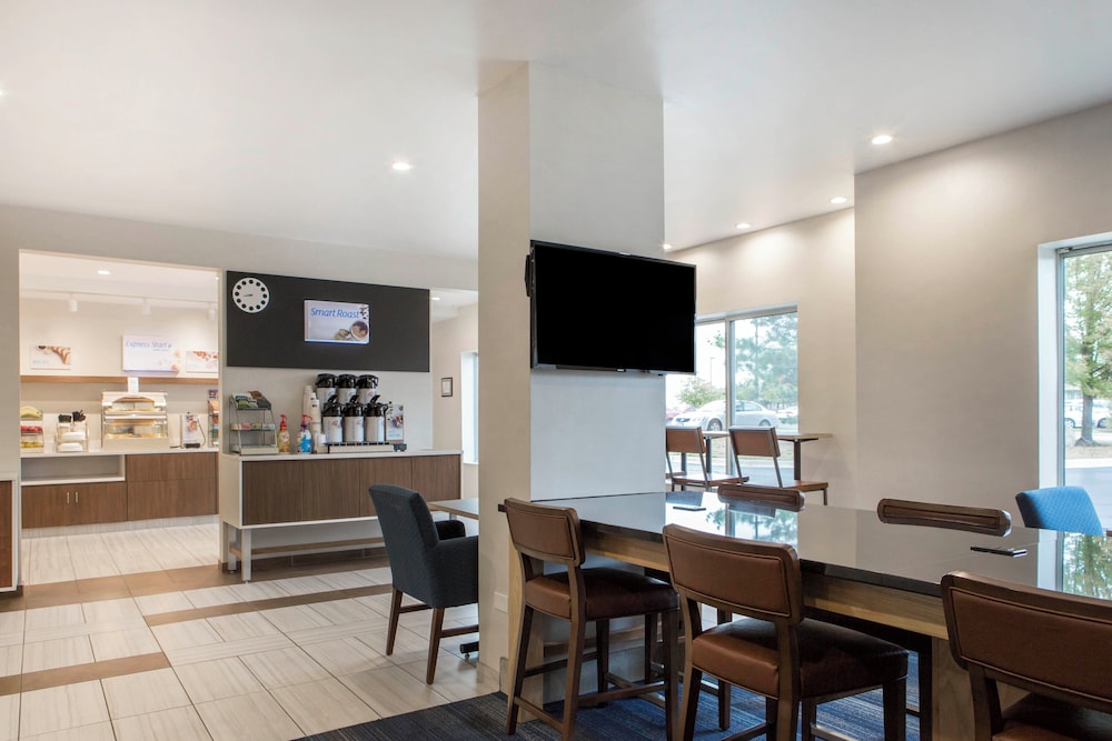 Holiday Inn Express & Suites Chicago West - St Charles, an IHG Hotel