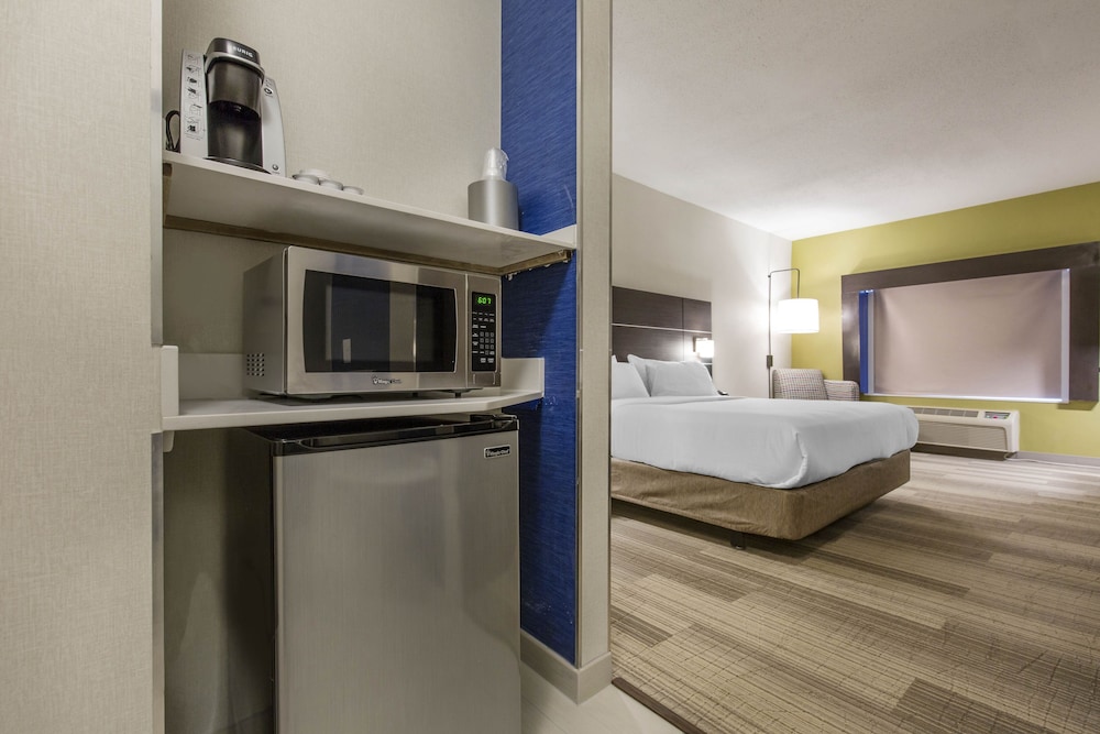 Room, Holiday Inn Express & Suites Chicago West - St Charles, an IHG Hotel