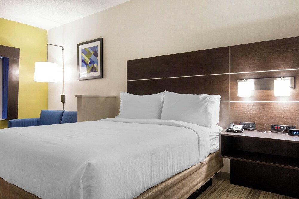 Room, Holiday Inn Express & Suites Chicago West - St Charles, an IHG Hotel