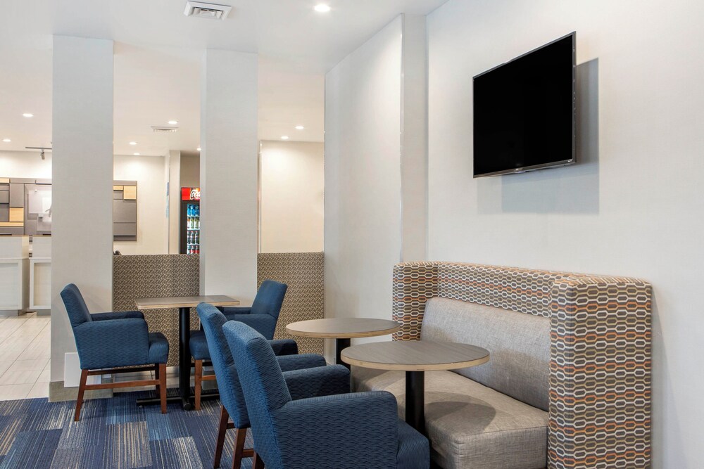 Holiday Inn Express & Suites Chicago West - St Charles, an IHG Hotel