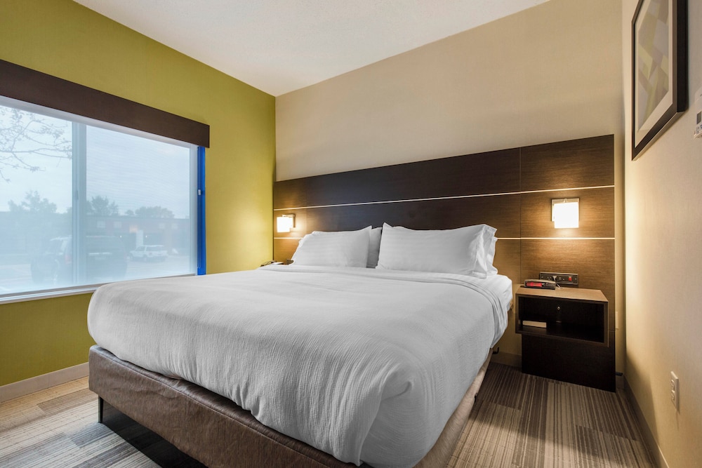 Room, Holiday Inn Express & Suites Chicago West - St Charles, an IHG Hotel