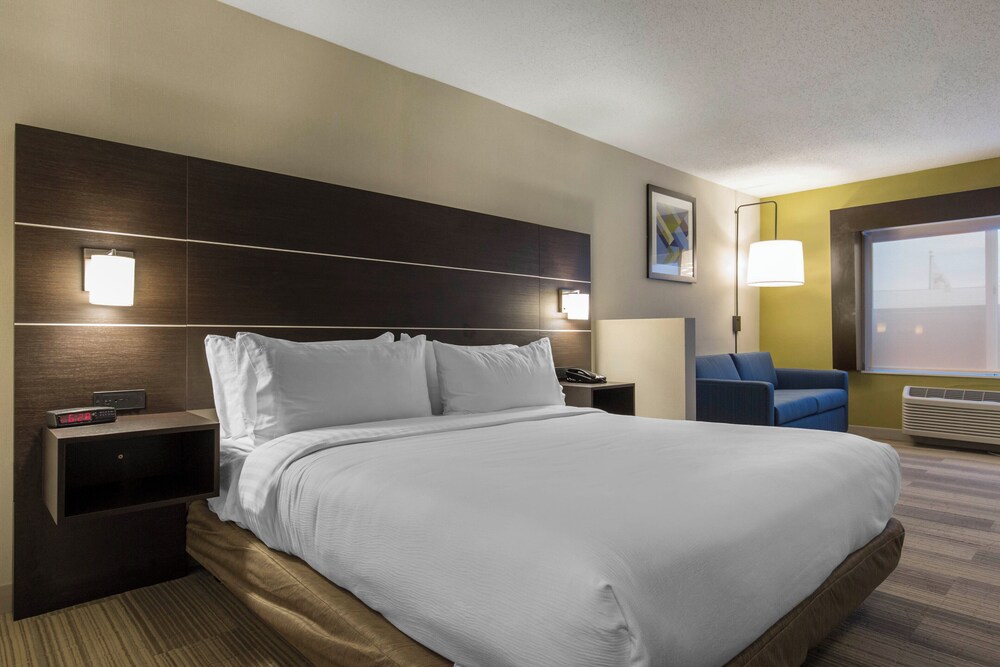 Room, Holiday Inn Express & Suites Chicago West - St Charles, an IHG Hotel