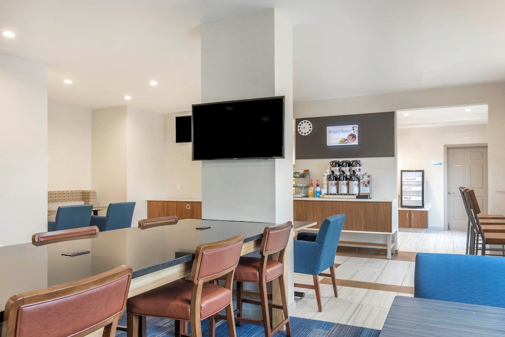 Holiday Inn Express & Suites Chicago West - St Charles, an IHG Hotel