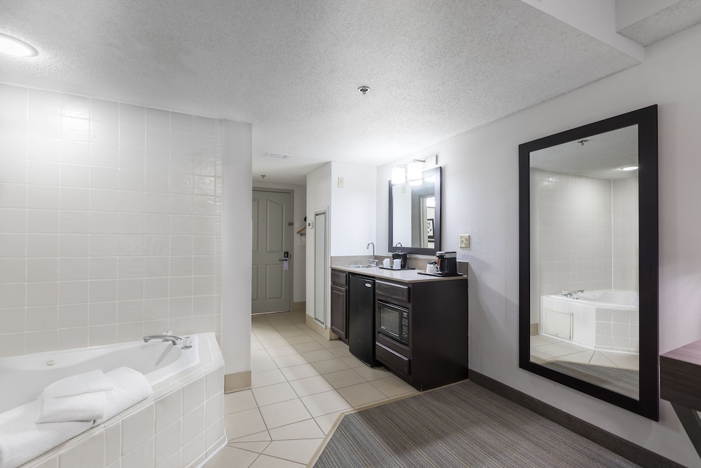 Private kitchenette, Country Inn & Suites by Radisson, Lake Norman Huntersville, NC