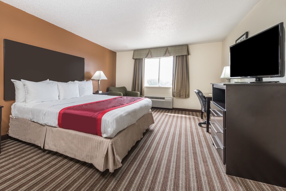 Days Inn & Suites by Wyndham Dallas