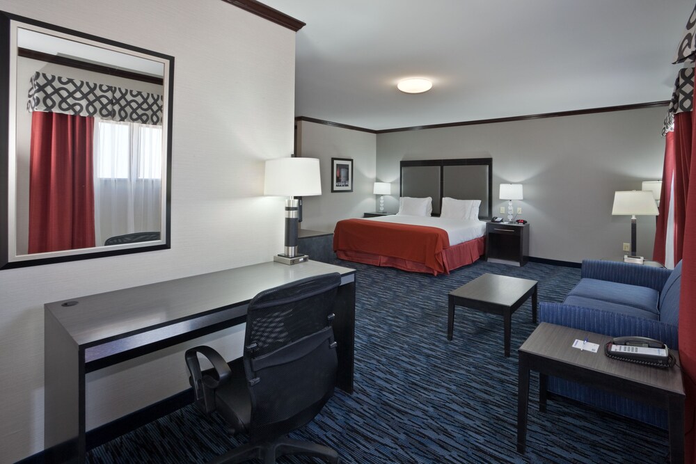 Room, Holiday Inn Express Cleveland Airport - Brookpark, an IHG Hotel