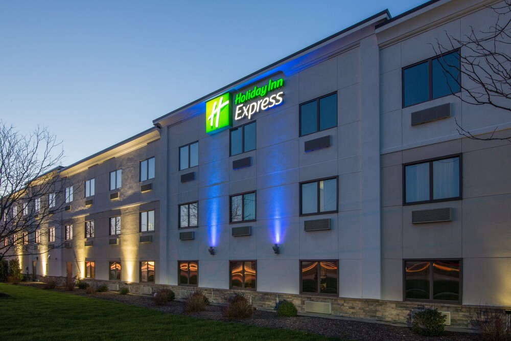 Holiday Inn Express Cleveland Airport - Brookpark, an IHG Hotel