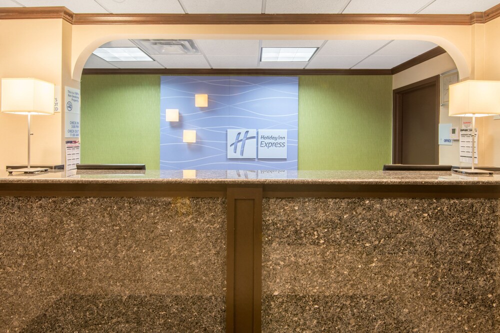 Lobby, Holiday Inn Express Cleveland Airport - Brookpark, an IHG Hotel