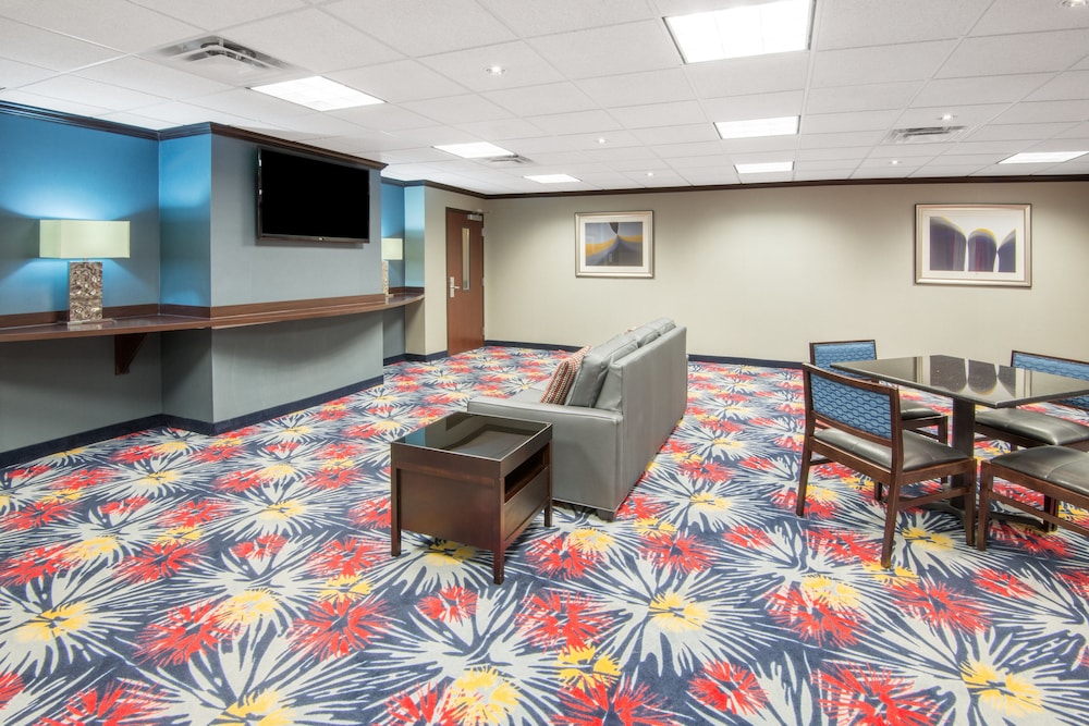 Lobby, Holiday Inn Express Cleveland Airport - Brookpark, an IHG Hotel