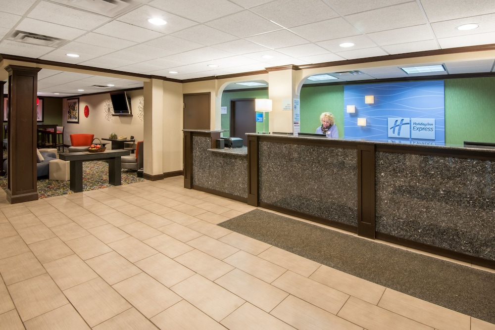 Lobby, Holiday Inn Express Cleveland Airport - Brookpark, an IHG Hotel