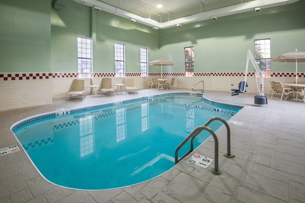 Pool, Holiday Inn Express Cleveland Airport - Brookpark, an IHG Hotel