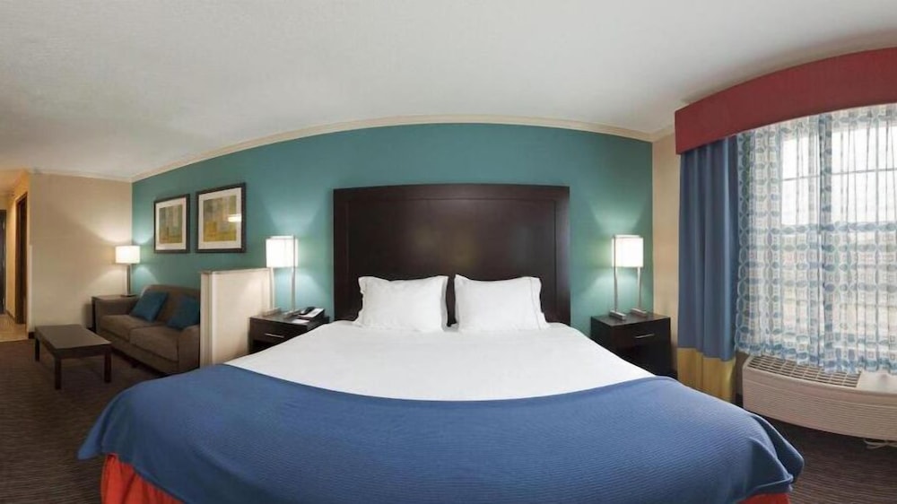 Holiday Inn Express & Suites North Kansas City, an IHG Hotel